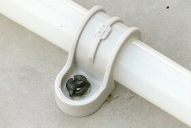 Uchwyt plastikowy posadzkowy 1-krotny do rurek instalacyjnych Ø15-25mm (opk. 100szt.) CELO