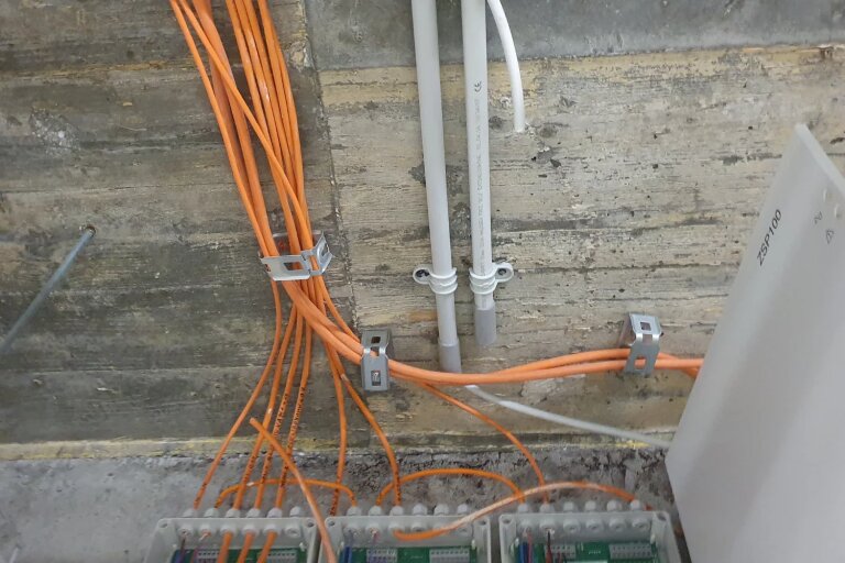 Uchwyt plastikowy posadzkowy 1-krotny do rurek instalacyjnych Ø15-25mm (opk. 100szt.) CELO (2)