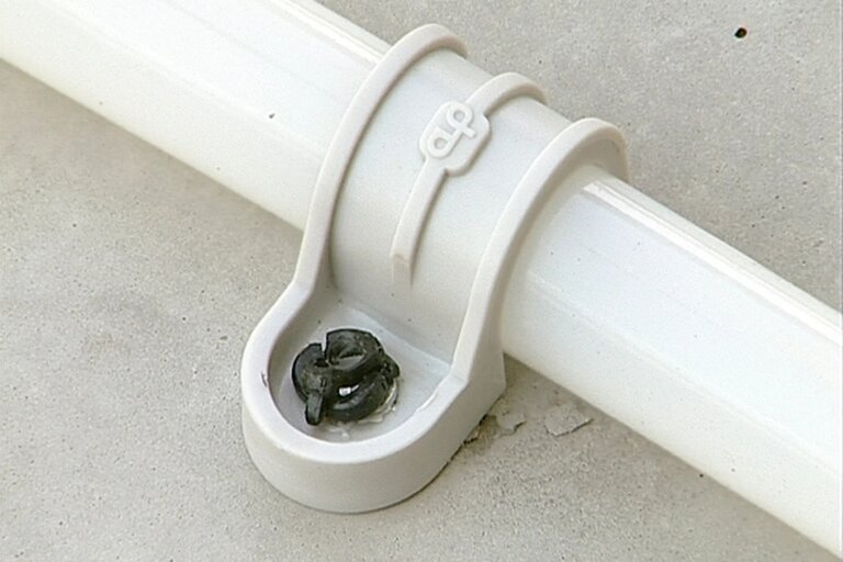 Uchwyt plastikowy posadzkowy 1-krotny do rurek instalacyjnych Ø15-25mm (opk. 100szt.) CELO (1)
